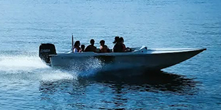 قایق سواری موتوری دریاچه خلیج فارس